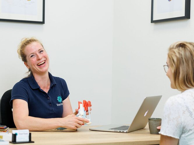 Kim Bakhuis legt podotherapie uit aan patiënt